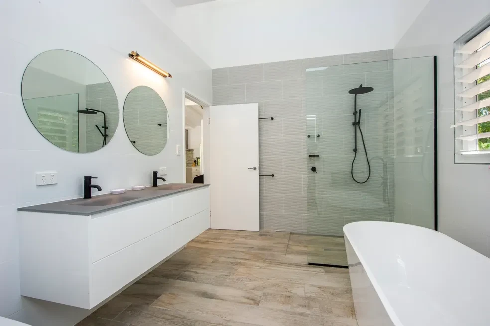 42 HL — ensuite with double round mirrors, freestanding bath and walk-in shower