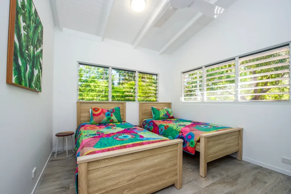 42 HL — twin bedroom with louvre windows and tropical outlook