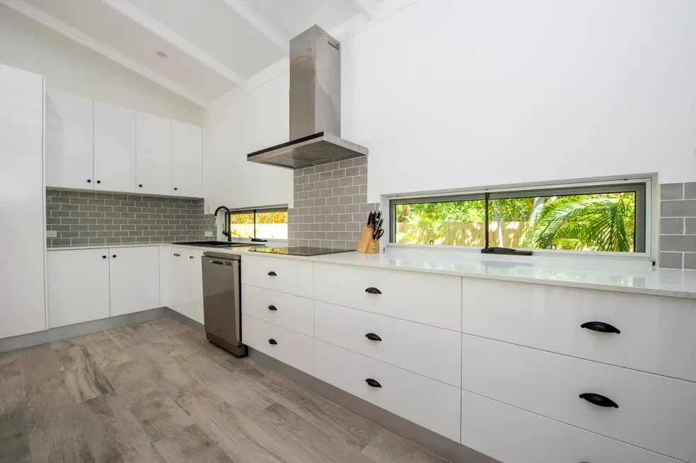 42 HL — pool with glass fencing and timber post pergola